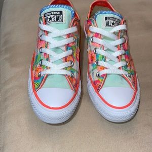 Converse Mariah floral print in excellent condition. Super cute! Woman’s size 6
